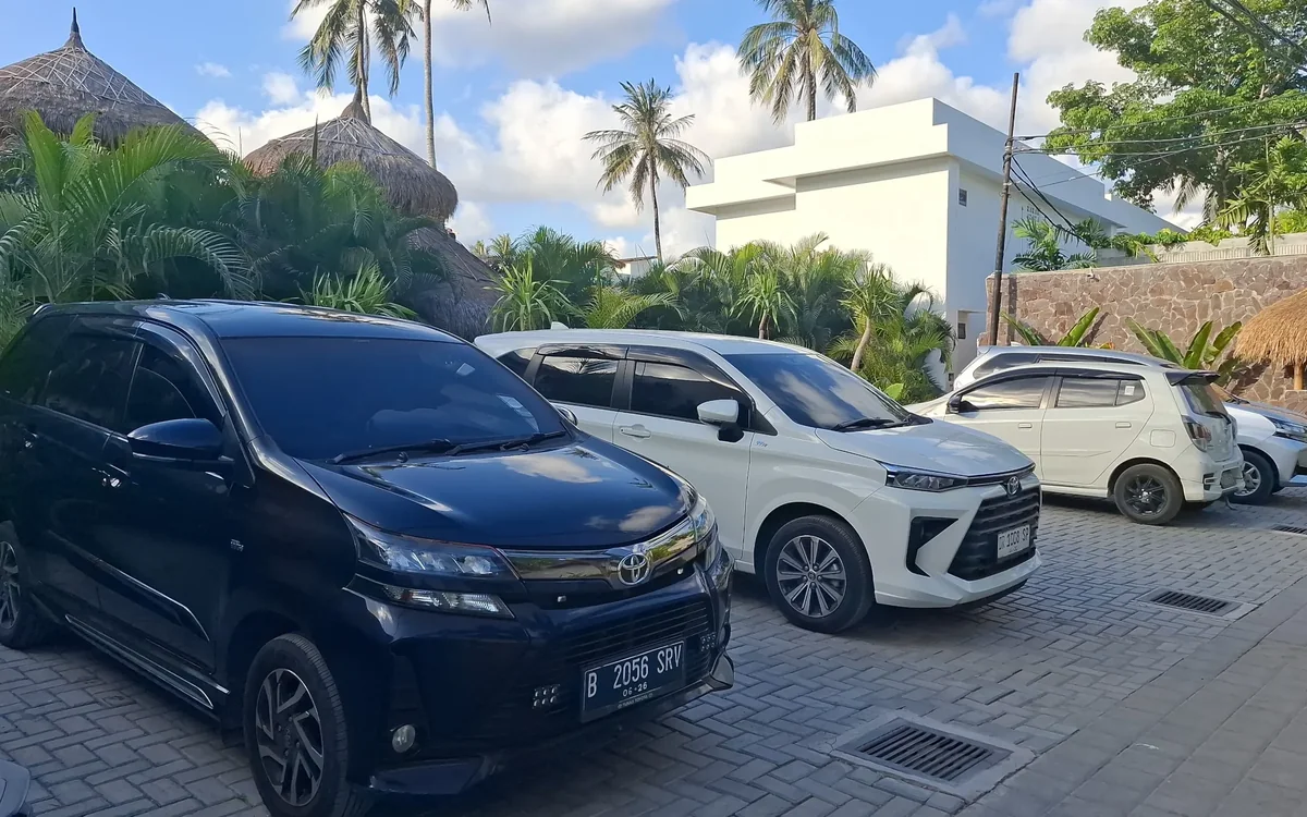 Lombok Transport rental fleet — Toyota Avanza, MPV and city cars ready for hire